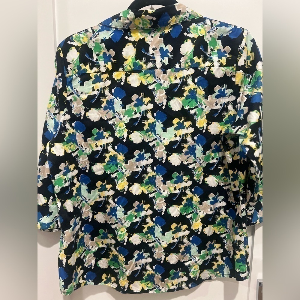 Dana Buchman Size L Button Up Floral Print Collar Stretch Blouse Blue White - Picture 7 of 7